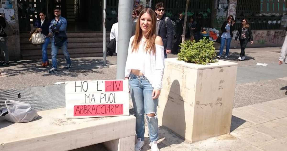 "Ho l'Hiv ma puoi abbracciarmi": la provocazione per le strade di Bari